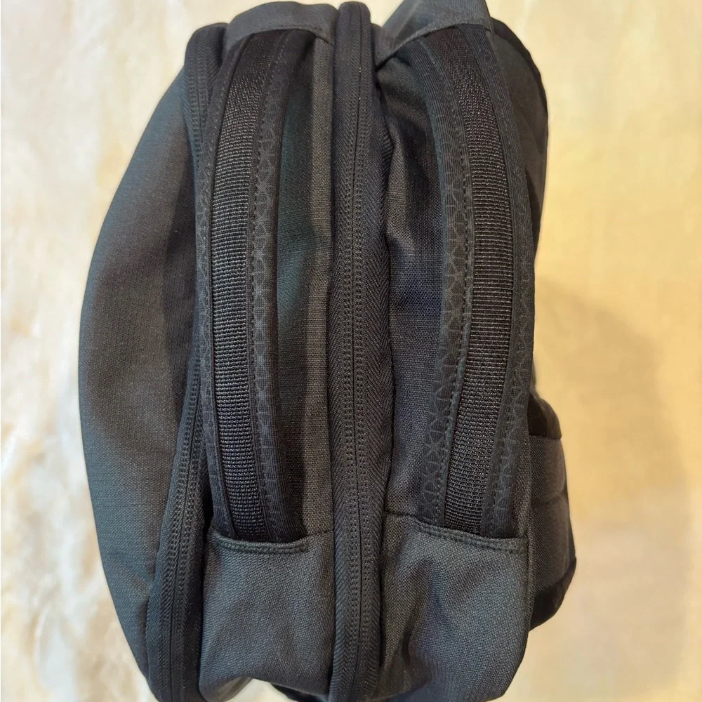 NWT Unisex The North Face Vault Navy Blue and White Backpack with Padded Straps - Picture 7 of 9